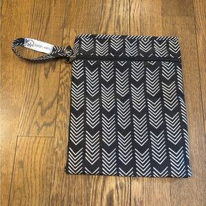 Sarah Wells Black and White Patterned Pumparoo wet/dry bag